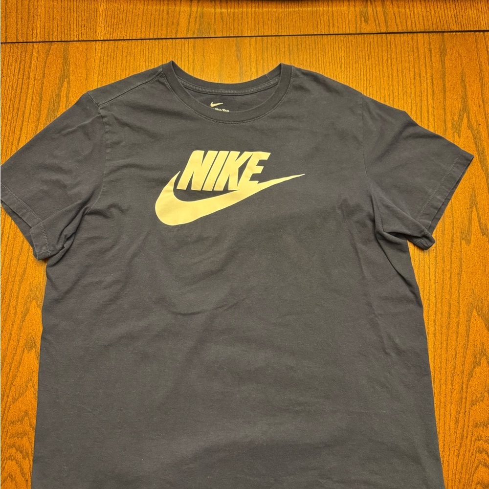 Nike Men's Navy Blue Logo T-Shirt